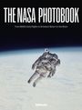 Text: "THE NASA PHOTOBOOK. From NASA’s Early Flights to Artemis’s Return to the Moon". Ein Astronaut im Raumanzug schwebt im All über der Erde.