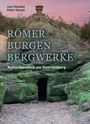 "Römer Burgen Bergwerke. Kulturwandern am Donnersberg". Ein bewaldeter Hügel mit einer kleinen Festung oben, Felshöhlen unten.