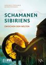 „SCHAMANEN SIBIRIENS, ZWISCHEN DEN WELTEN.“ Eine Silhouette hält eine leuchtende Trommel vor einem ruhigen Hintergrund.
