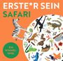 Text: "ERSTE*R SEIN", "SAFARI", "EIN WIMMEL-SPIEL". Ein Zebra und Tiere in einer bunten Illustration.