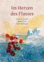 Text in großen roten Buchstaben: "Im Herzen des Flusses". Darunter in Blau Autorennamen. Illustration eines Flusses mit Bäumen.