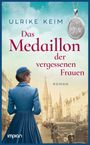 "ULRIKE KEIM. Das Medaillon der vergessenen Frauen. ROMAN. Eine Frau in historischer Kleidung vor einer Stadtansicht."