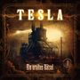 Oben "TESLA", unten "Ein uraltes Rätsel". Ein düsteres Gebäude mit Blitzen und altertümlichen Verzierungen.