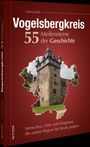 „Vogelsbergkreis: 55 Meilensteine der Geschichte.“ 
Ein mittelalterlicher Turm vor rotem Hintergrund.