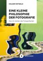 Titel: "EINE KLEINE PHILOSOPHIE DER FOTOGRAFIE", Autor: Holger Ostwald. Abstrakte, bunte Malerei im Hintergrund.
