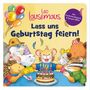 "Leo Lausemaus. Lass uns Geburtstag feiern!" Eine fröhliche Gruppe Tiere feiert um einen Kuchen mit Kerzen. Luftballons und Partyhüte.