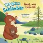 Titel: "Der kleine Schlaubär lernt, was Liebe ist". Illustration: Ein Bär umarmt ein Bärenkind in einer Landschaft.