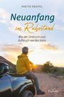 „Neuanfang im Ruhestand: Wie der Umbruch zum Aufbruch werden kann.“ Ein Mann sitzt im Sonnenuntergang auf einem Auto.