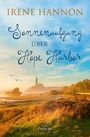 „Irene Hannon: Sonnenaufgang über Hope Harbor.“ Illustration eines malerischen Strands mit Leuchtturm bei Sonnenaufgang.