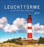 "LEUCHTTÜRME – LEUCHTEN DES NORDENS 2027". Ein rot-weiß gestreifter Leuchtturm vor blauem Himmel und Wolken.