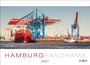 "Hamburg Panorama 2027". Ein großer roter Frachter im Hafen, umgeben von Containern und blauen Kränen.