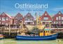 "Ostfriesland: Inseln, Häfen, weites Land. 2027 Planer." Fischerboot im Hafen vor Backsteinfassaden.