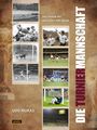 "Die Chronik der deutschen WM-Spiele", "DIE TURNIERMANNSCHAFT" in Weiß und Rot. Elf Fußballbilder links und mittig.