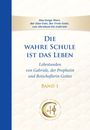 Oben steht: "Das Ewige Wort..." Mittig: "DIE WAHRE SCHULE IST DAS LEBEN". Unten: "Lehrstunden von Gabriele… BAND 1". Ein Logo mit Kreis.