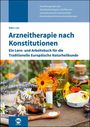 Titel: "Arzneitherapie nach Konstitutionen". Bild: Bunte Blumen, Kräuter, Flaschen und Honig im Vordergrund.