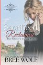 „Sacrificed & Reclaimed: The Soldier's Daring Widow“ steht groß. Vor einem Herrenhaus steht eine Frau mit blondem Haar und Taschentuch.