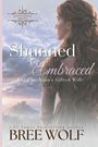 "Love's Second Chance", "Shunned & Embraced", "The Chieftain's Gifted Wife". Frau in historischem Kleid blickt über Landschaft.
