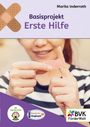 "Basisprojekt Erste Hilfe" steht oben, ein Pflaster daneben. Hände legen Pflaster an Finger an. Logos unten.