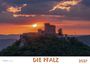 "Die Pfalz 2027" in stilisierter Schrift. Im Hintergrund ein Sonnenuntergang hinter einer Burg auf einem bewaldeten Hügel.