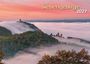 „Uwe Müller, Siebengebirge 2027“. Nebel über bewaldeten Hügeln, ein Schloss sichtbar, Himmel in sanften Rosa- und Orangetönen.