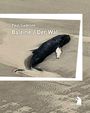 Paul Gadenne: "Baleine / Der Wal". Ein Wal liegt an einem sandigen Strand. Unten rechts ein stilisiertes Logo.