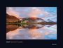 2027 SCHOTTLAND, darunter eine Landschaft mit einem See, Bergen und einer alten Burg, die sich im Wasser spiegelt.