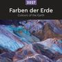 „2027 Farben der Erde, Colours of the Earth“. Eine bunte Berglandschaft mit blauen, lila und braunen Tönen.