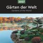 „Gärten der Welt 2027“. Japanischer Garten mit Teich, Herbstfarben, dichter Baumbestand, ruhige und harmonische Atmosphäre.