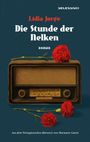 „Lídia Jorge: Die Stunde der Nelken. Roman.“ Ein altes Radio mit roten Nelken liegt obenauf auf dunkelblauem Hintergrund.