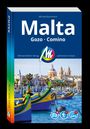 „Malta Gozo Comino“ von Michael Bussmann, blaues Cover, Michael Müller Verlag. Bild: Bunte Boote, malerische Stadt.
