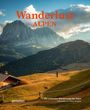 "Wanderlust Alpen" in roter Schrift. Im Hintergrund majestätische Berge, vorne ein Wanderer auf einer Wiese.