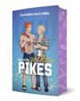 Titel: "Jazz & Fio: Golden Pikes". Illustration: Zwei junge Männer, einer muskulös in Shorts, der andere in Hemd und Jeans.