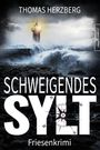 "THOMAS HERZBERG SCHWEIGENDES SYLT Friesenkrimi." Ein Leuchtturm im Sturm mit hell erstrahlendem Licht.