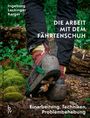 Buchcover: "Die Arbeit mit dem Fährtenschuh" von Ingeborg Lackinger Karger; zeigt Schuhe im Wald, Details und Techniken.