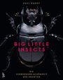 „BIG LITTLE INSECTS“, „DIE VERBORGENE SCHÖNHEIT DER INSEKTEN“. Nahaufnahme eines schwarzen Käfers auf schwarzem Hintergrund.
