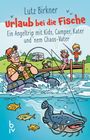 Titel: "Urlaub bei die Fische". Ein Angler im Wasser, Kids, ein Camper, ein Kater, ein großer Fisch und lebhafte Wellen.