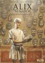 „ALIX SENATOR - Der Meister der Masken“. Ein junger Mann hält eine Maske vor einer Wand voller antiker Masken.