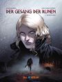 "DER GESANG DER RUNEN" ist prominent in Rot. Illustration zeigt eine ernste Frau im Vordergrund, mystische Atmosphäre.