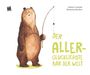 Text: „Der aller-glücklichste Bär der Welt.“ Illustration: Ein lächelnder Bär mit Angelrute auf grünem Gras. Links oben ein Krönchen.