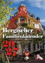 "Bergischer Familienkalender 2027." Ein Gebäude mit rotem und grünem Efeu bewachsen, blauer Himmel, Cartoon-Löwe.