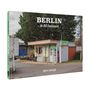"BERLIN in 80 Imbissen" und "Björn Kuhligk". Eine Imbissbude mit dem Namen "Paradies Grill", umgeben von Bäumen.