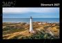 Text: "360°" und "Dänemark 2027". Ein weißer Leuchtturm steht zwischen Dünen vor einem weiten Meer.