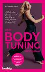 „Dein Body Tuning Programm“, Zitat von Dr. Claudia Thorn. Frau in Jeansanzug vor pinkem Hintergrund.