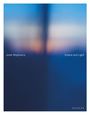 „Jurek Wajdowicz“, „Solace and Light“. Unscharfe Darstellung mit blauem, violettem und orangem Verlauf.