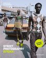 "Street Photography Afrika" in weißer Schrift. Zwei modisch gekleidete Menschen posieren vor einem Auto auf belebter Straße.