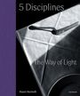 "5 Disciplines", "The Way of Light", "Mauro Marinelli". Gabel auf einer Serviette, diagonal ausgerichtet.