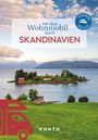 "Mit dem Wohnmobil durch SKANDINAVIEN". Logo: "Unterwegs Zuhause". Landschaft mit Insel, roten Häusern und Meer.