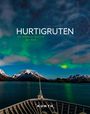 „Hurtigruten. Die schönste Seereise der Welt“ über einem Schiff vor Nordlichtern und schneebedeckten Bergen.