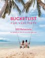 "Bucketlist für Verliebte", "333 Reiseziele". Ein Paar schaukelt am Strand unter Palmen mit Blick auf das Meer.