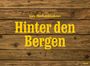 Gelber Text "Lois Hechenblaikner" und "Hinter den Bergen" auf Holzmaserung, unten "Steidl".